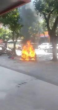 国产摩托车起火视频