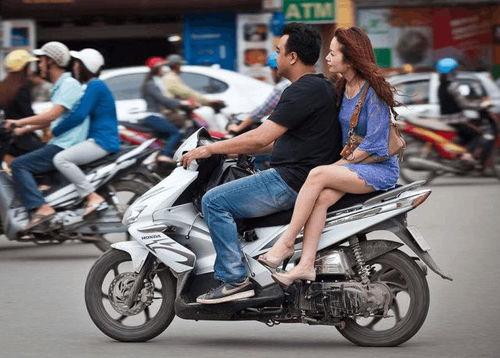 女生摩托国产复古车视频,国产摩托女生驾驭复古车风采展示
