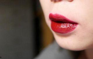 国产打底唇釉测评视频播放,热门视频播放量背后的真实效果解析